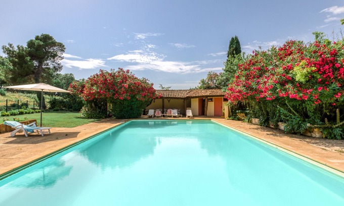Fourques House | Holiday Home 'Réattu' with Shared Pool, Wi-Fi and Air Conditioning