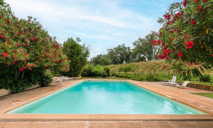 Fourques House | Holiday Home 'Réattu' with Shared Pool, Wi-Fi and Air Conditioning