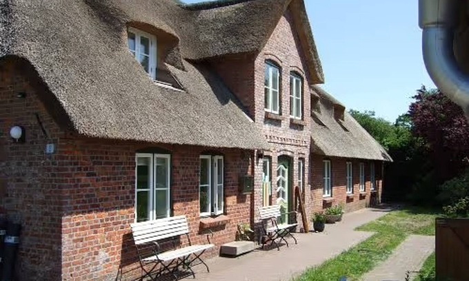 Witzwort House | Holiday Home 'Reetdachhaus Auf Eiderstedt' with Private Terrace and Wi-Fi