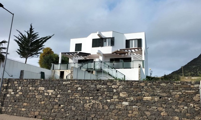 Vila Baleira House | Holiday Home 'Refúgio Dourado' with Mountain View, Private Terrace and Wi-Fi
