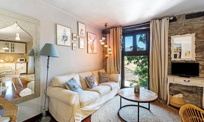 Caldearenas House | Holiday Home 'Regalate Paz' with Mountain View, Shared Pool and Wi-Fi