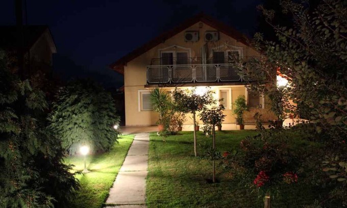 Bekesszentandras House | Holiday home right on the river with pool