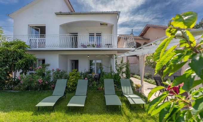 Gornji Karin House | Holiday Home Sanda - Four Bedroom Holiday Home with Terrace