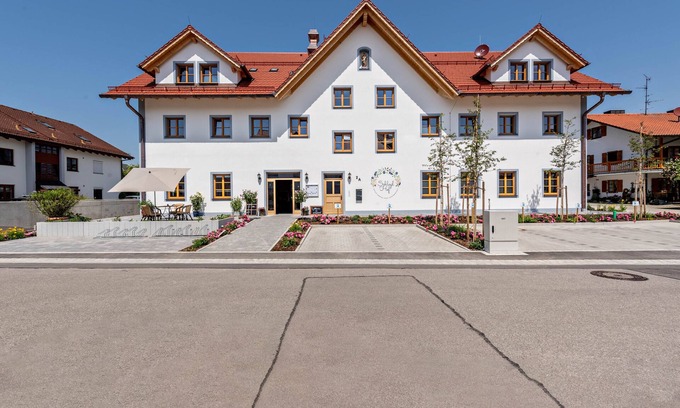 Gilching House | Holiday Home 'Schlöglhof' with Balcony and Wi-Fi