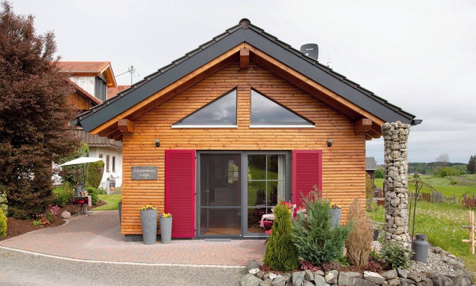 Dietmannsried House | Holiday Home 'Schorenmoos Lodge' with Private Terrace, Private Garden and Wi-Fi