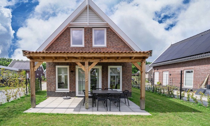 Municipality of Nissewaard House | Holiday Home Simonshaven near Lake Beach