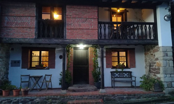 Pivierda House | Holiday Home 'Sira' with Mountain View, Private Terrace and Wi-Fi