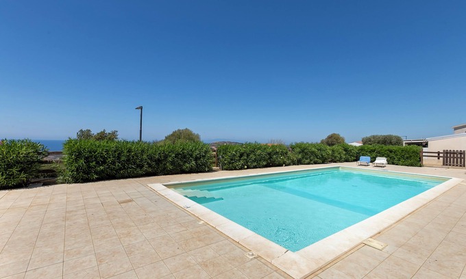 Paduledda House | Holiday Home 'Sky View' with Sea View, Shared Pool and Air Conditioning