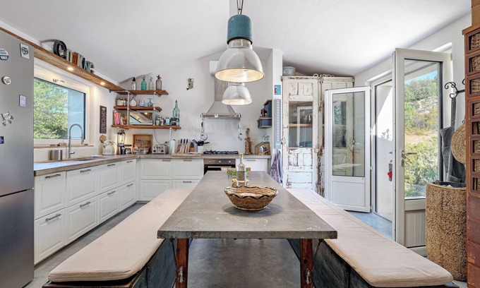 Olbia House | Holiday Home 'Sogno Sperduto In Sardinia' with Mountain View, Wi-Fi and Air Conditioning