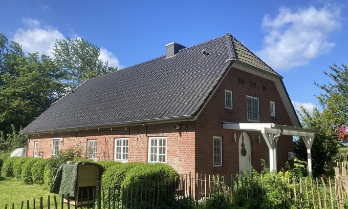 Uelvesbull House | Holiday Home 'Sommerland' with Private Garden and Wi-Fi