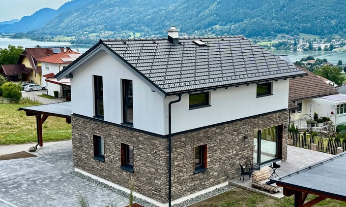 Bodensdorf House | Holiday Home 'Steinrose' with Lake View, Private Terrace and Wi-Fi