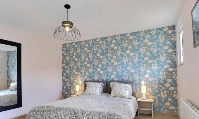 Amanlis House | Holiday Home 'Studio' with Private Terrace and Wi-Fi