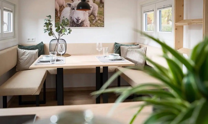 Laichingen House | Holiday Home 'Tiny House Raum Käpsele' with Private Terrace, Wi-Fi and Air Conditioning