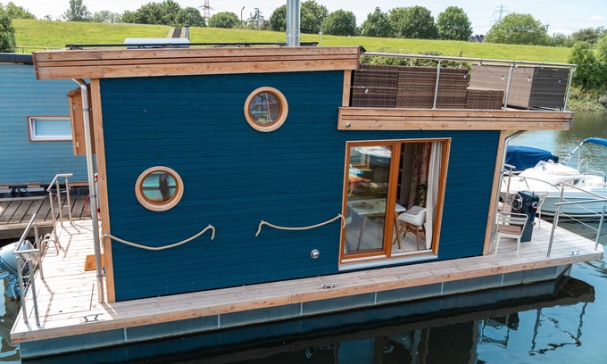 Neuland House | Holiday Home 'Tolles Hausboot Irene Mit Kamin' with Sea View, Private Terrace and Wi-Fi