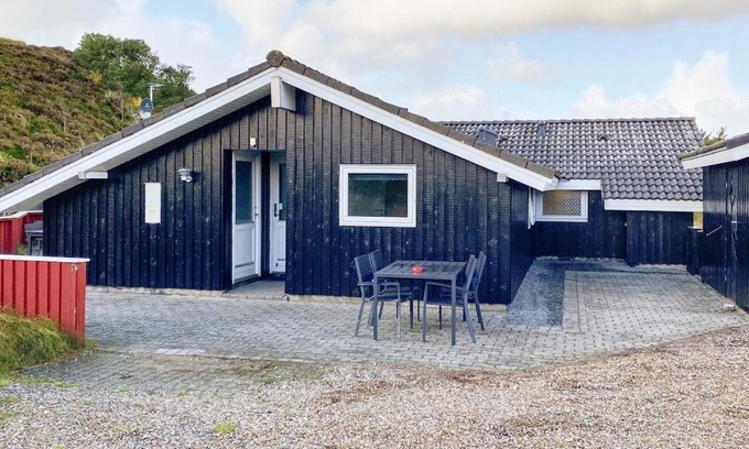 Henne Strand House | Holiday Home Tranebærvej