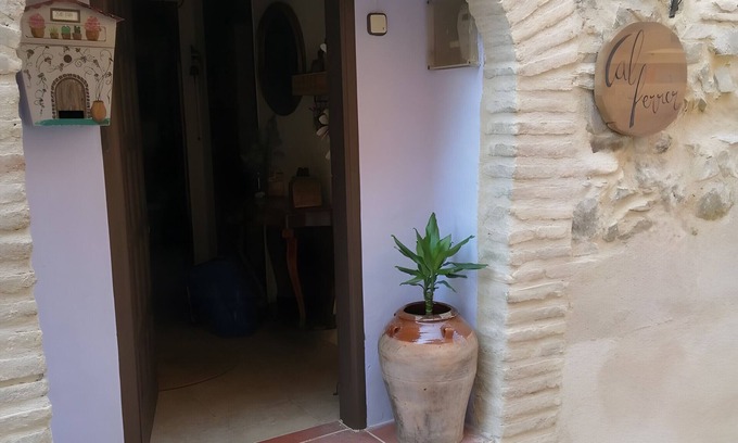 El Lloar House | Holiday Home 'Tranquil' with Mountain View, Wi-Fi and Air Conditioning