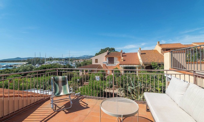 Porto Ottiolu House | Holiday Home 'Tulipano' with Sea View and Shared Terrace