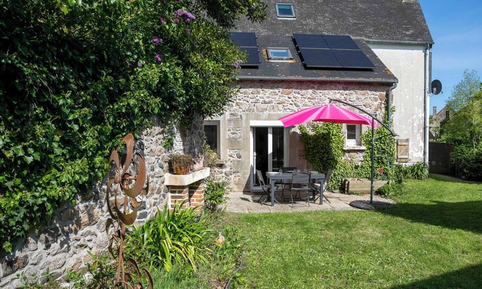 Le Merzer House | Holiday Home 'Ty Carolie' with Private Terrace, Private Garden and Wi-Fi