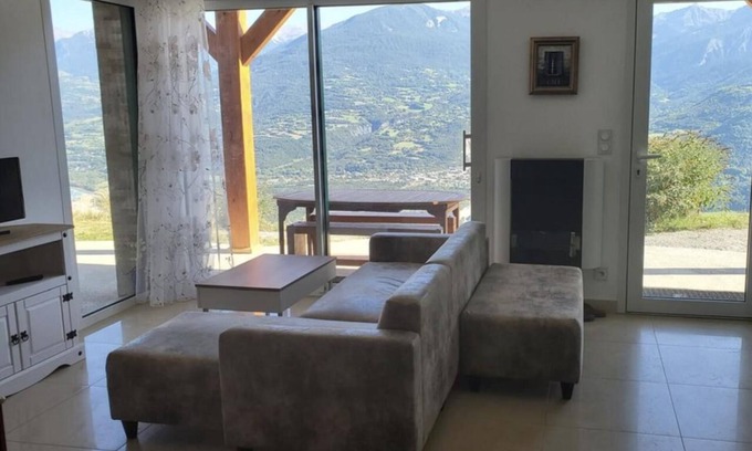 Puy-Sanieres House | Holiday Home 'Un Coin De Paradis À Puy Sanières' with Lake View, Private Terrace and Wi-Fi