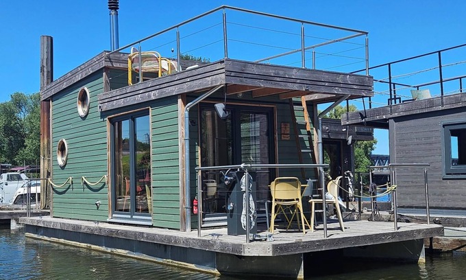 Neuland House | Holiday Home 'Urlaub Tiny Hausboot Tystnaden' with Private Terrace and Wi-Fi
