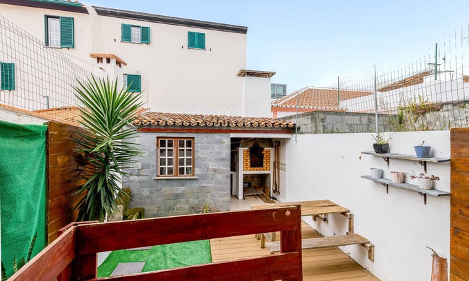 Praia da Vitoria House | Holiday Home 'Vista Das Estrelas M4' with Sea View, Wi-Fi and Air Conditioning