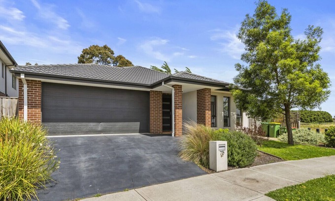 Officer House | Holiday Home VIC Officer 5BR WiFi Parking