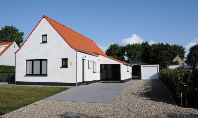 Oostduinkerke House | Holiday home "Villa Karin" in a very quiet location on the Belgian coast