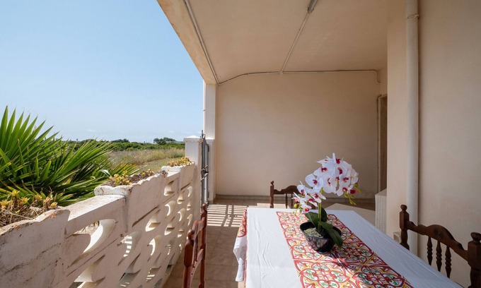 Padula Fede House | Holiday Home 'Villa Respiro Azzurro' with Private Garden and Air Conditioning