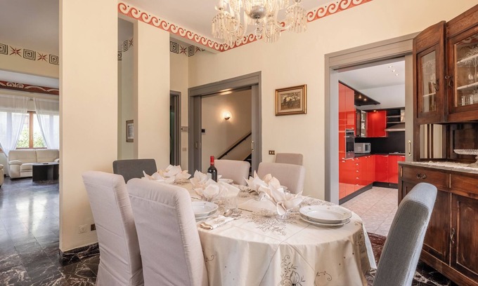 Altopascio House | Holiday Home 'Villa Irini' with Private Garden, Wi-Fi and Air Conditioning