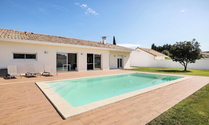 Ychoux House | Holiday Home 'Villa Lumière Ychoux' with Pool & Wi-Fi