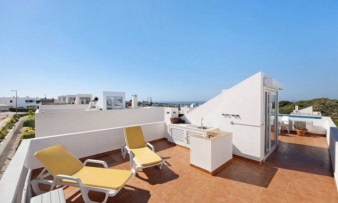 Alporchinhos House | Holiday Home 'Villa Roxana' with Sea View, Wi-Fi and Air Conditioning