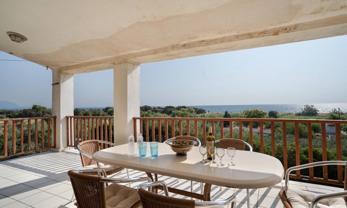 Zacharo House | Holiday Home 'Villa Sugar Town' with Sea View, Wi-Fi and Air Conditioning