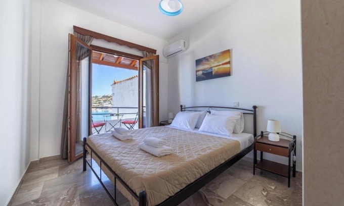 Mpatsi House | Holiday Home 'Villa Virginia' with Balcony, Wi-Fi and Air Conditioning