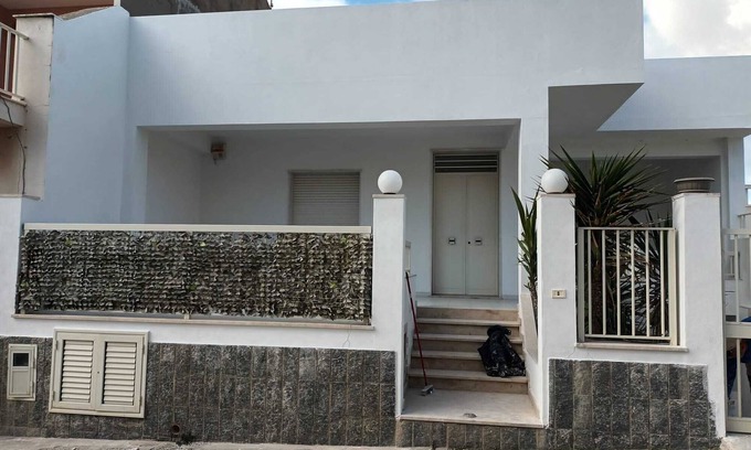Scoglitti House | Holiday Home 'Villetta Anguille' with Sea View and Private Terrace