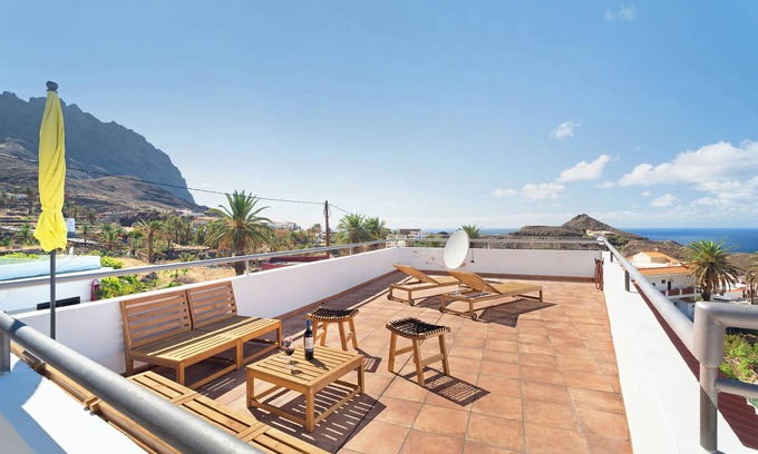 Alojera House | Holiday Home 'VV La Era II' with Sea View, Wi-Fi and Air Conditioning