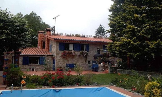 Areosa House | Holiday Home with Pool Near Viana