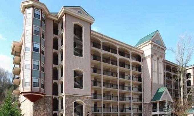 Gatlinburg Condo | HOLIDAY HOME WELCOME!nLUX CONDO . nMOUNTAIN VIEWS & STREAM BELOW! FIREPLACE! n