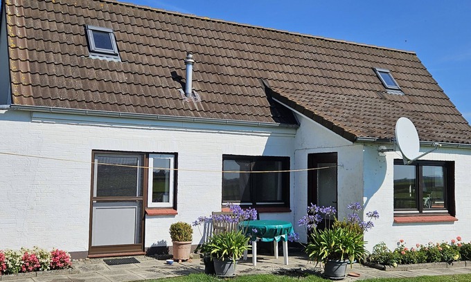 Epenwohrden House | Holiday Home 'Wiesenblick' with Private Terrace and Shared Garden