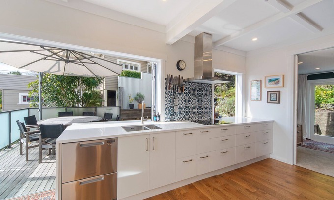 Nelson South House | Holiday home with a hottub and views, near Nelson City and Tahunanui Beach