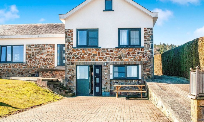 Lierneux House | Holiday Home with Garden