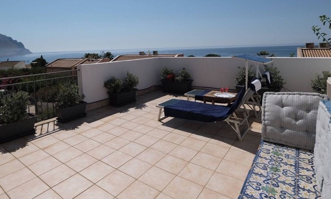 Macari Apartment | Holiday home with garden, sea view