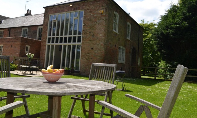 Tilney Fen End House | Holiday home with Tennis Court