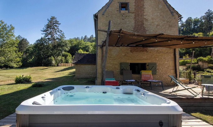Thonac House | Holiday Home with Jacuzzi, Peaceful Haven in the Heart of Nature