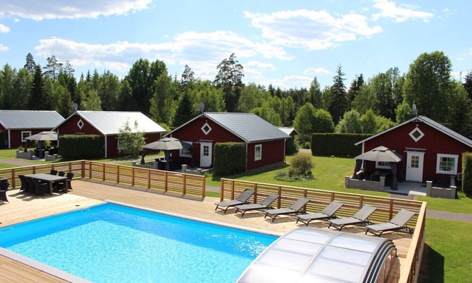 Vackelsang Ski Chalet | Holiday home with lake view, pool and boat in Småland