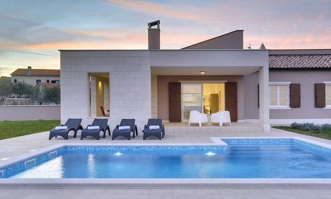 Kavran House | Holiday home with pool and air conditioning