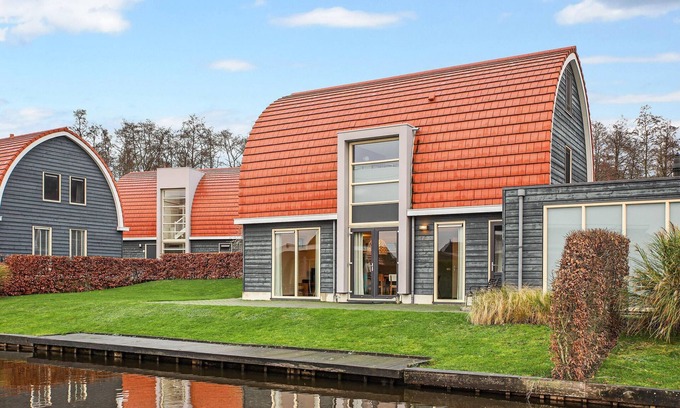 Midlaren House | Holiday home with sauna, located on the water