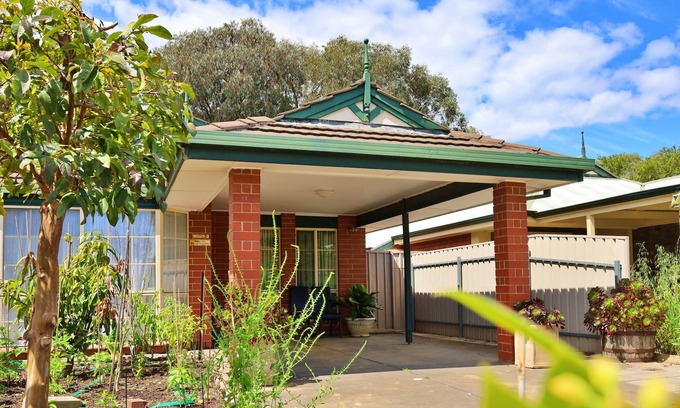 Pooraka House | Holiday Home within walking distance from UniSA & Mawson Lakes Business Hub.
