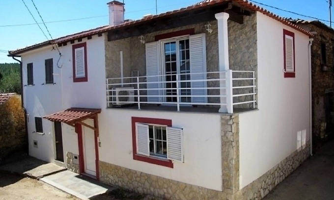 Pedrogao Grande House | Holiday Home 'Zen Guest House' with Mountain View, Wi-Fi and Air Conditioning