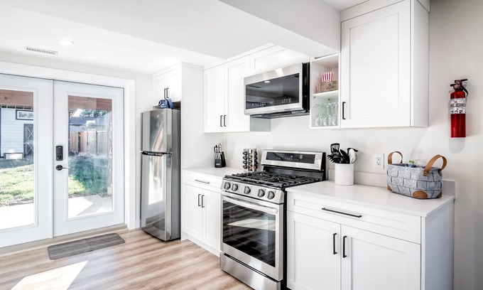 Mission House | HOLIDAY HOUSE 4 bedroom w/hot tub, 2 kitchens and huge backyard
