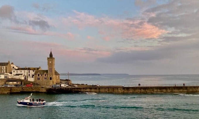 Porthleven House | Holiday House 400M walk to beach & 100M to harbour with private Sunny Garden.